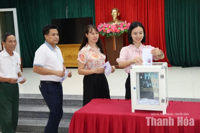 Cán bộ, công chức, đảng viên tham gia ủng hộ quỹ.