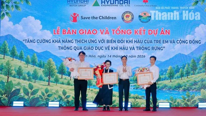 Phó Chủ tịch UBND tỉnh Đầu Thanh Tùng trao Bằng khen cho các nhà tài trợ.