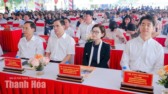 Các đại biểu dự buổi lễ.