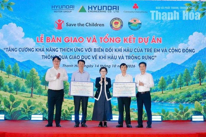 Các đơn vị tài trợ bàn giao Dự án cho Trường Đại học Hồng Đức và Vườn Quốc gia Bến En.