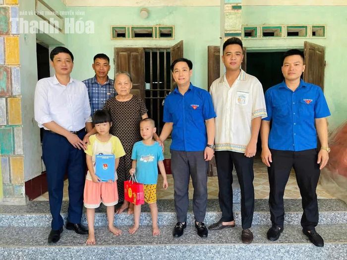Đoàn Thanh niên xã Quảng Chính phối hợp thăm hỏi, tặng quà dịp lễ, tết.