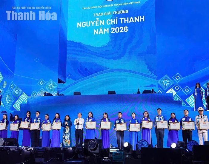 Chủ tịch Hội LHTN Việt Nam xã Quảng Chính Hoàng Lường Tùng (thứ 2 từ phải sang) nhận Giải thưởng “Nguyễn Chí Thanh” năm 2026.