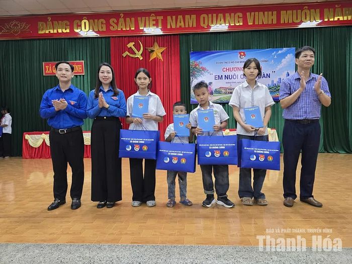 Chủ tịch Hội LHTN Việt Nam xã Quảng Chính Hoàng Lường Tùng (người đầu tiên bên trái) trao quà cho trẻ em trong chương trình “Em nuôi của Đoàn”.