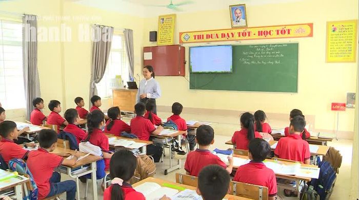 Nhiều giáo viên tại Trường Tiểu học Trúc Lâm dạy thêm giờ để bảo đảm chương trình giáo dục.