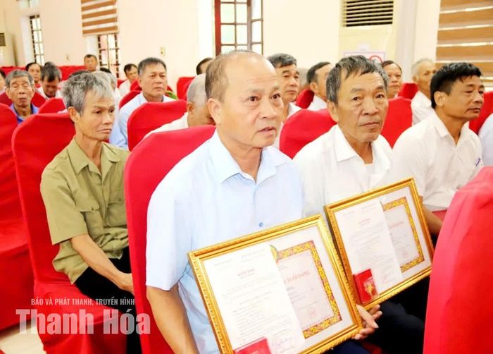 Các đảng viên vinh dự đón nhận Huy hiệu Đảng được trao tặng.
