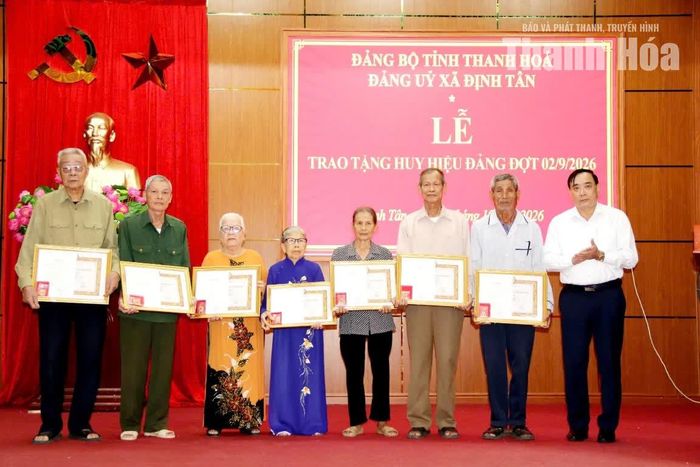 Bí thư Đảng ủy xã Vũ Ngọc Thưởng trao Huy hiệu 60 năm tuổi Đảng cho các đảng viên.