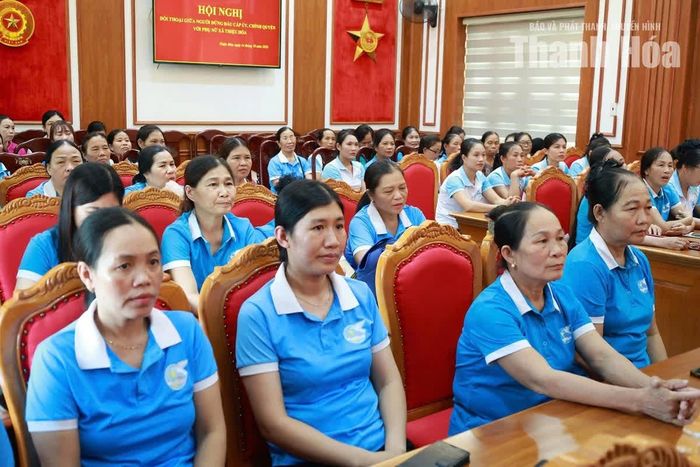 Cán bộ, hội viên phụ nữ xã Thiệu Hóa tham dự hội nghị đối thoại.