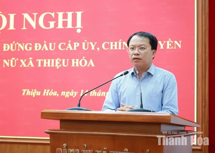 Bí thư Đảng uỷ xã Thiệu Hóa Nguyễn Trọng Trang tiếp thu, trao đổi những vấn đề cán bộ, hội viên phụ nữ quan tâm.