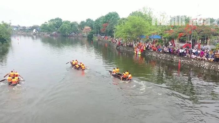 Đua thuyền - một hoạt động sôi nổi trong Lễ hội Phủ Nhì