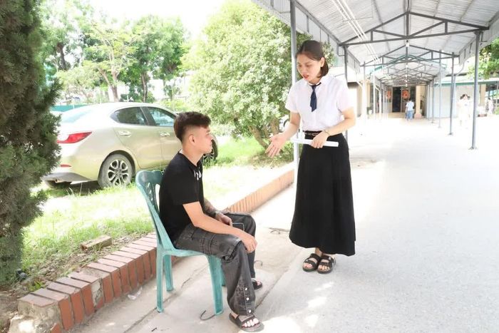 Nhân viên Công tác xã hội Bệnh viện Phụ sản Thanh Hóa tuyên truyền, nhắc nhở người nhà bệnh nhân không hút thuốc trong khuôn viên bệnh viện.