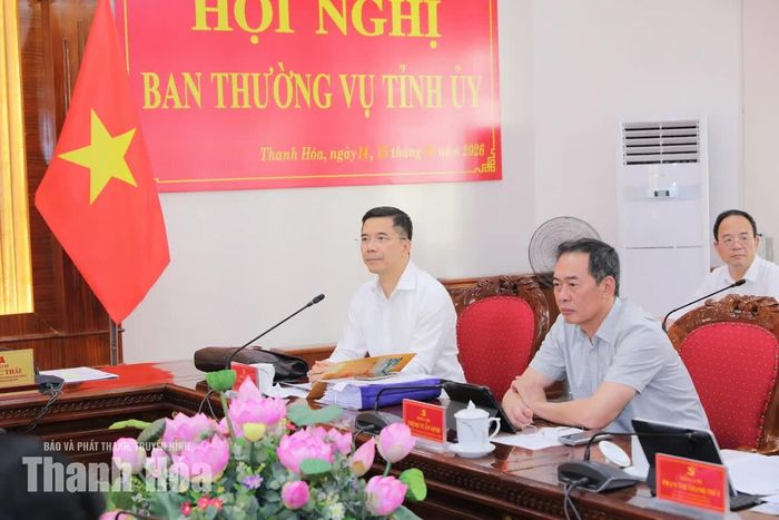 Phó Bí thư Thường trực Tỉnh ủy Nguyễn Hồng Phong và Phó Bí thư Tỉnh ủy Trịnh Tuấn Sinh dự hội nghị.