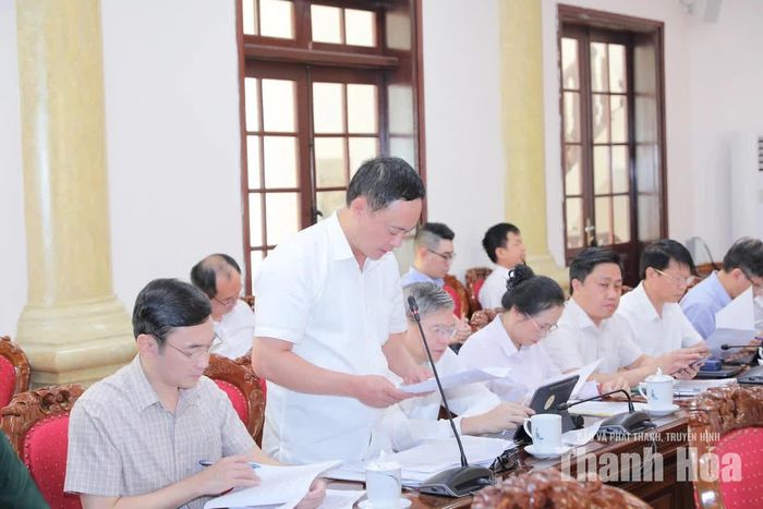 Giám đốc Sở Nội vụ tỉnh trình bày tờ trình.