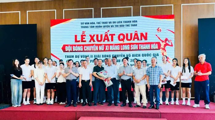 Lãnh đạo Sở Văn hóa, Thể thao và Du lịch, Trung tâm Huấn luyện và Thi đấu Thể thao tỉnh tặng hoa cho nhà tài trợ.