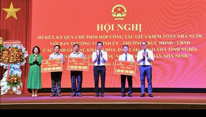 Trao biểu trưng nhà tình nghĩa cho các gia đình có công với cách mạng, có hoàn cảnh đặc biệt khó khăn tại Gia Lai, Khánh Hòa và Đắk Lắk. Ảnh KTNN