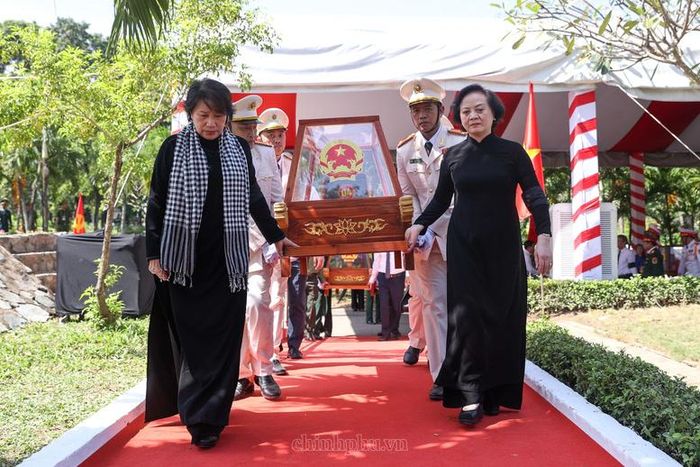 Nguyên Chủ tịch Quốc hội Nguyễn Thị Kim Ngân cùng Phó Thủ tướng Phạm Thị Thanh Trà đưa hài cốt liệt sĩ tới vị trí an táng. Ảnh: chinhphu.vn/Nhật Bắc