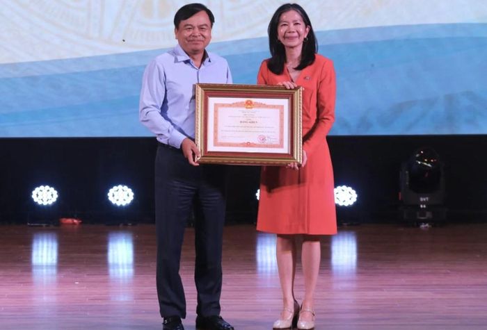 Thứ trưởng Nguyễn Hoàng Hiệp trao tặng Bằng khen của Thủ tướng Chính phủ cho bà Pauline Tamesis – Điều phối viên thường trú Liên hợp quốc tại Việt Nam vì những đóng góp xuất sắc cho công tác giảm nhẹ rủi ro thiên tai. Ảnh: Cục Quản lý Đê điều và Phòng chống thiên tai.
