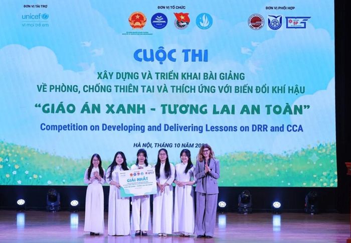 Bà Silvia Danailov - Trưởng Đại diện Quỹ Nhi đồng Liên Hợp Quốc (UNICEF) trao giải Nhất cuộc thi Giáo án xanh. Ảnh: Cục Quản lý Đê điều và Phòng chống thiên tai.