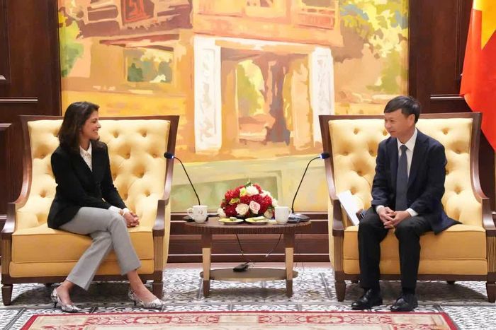 Thứ trưởng Bộ Khoa học và Công nghệ Hoàng Minh trao đổi với bà Urmila Venugopalan, Chủ tịch kiêm Giám đốc Điều hành khu vực châu Á - Thái Bình Dương, Hiệp hội Điện ảnh Hoa Kỳ (MPA). Ảnh: MST.