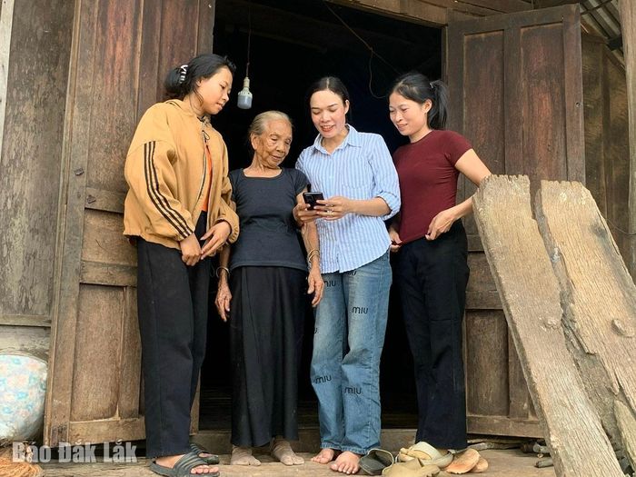 Chị H’Uên Niê (thứ hai, từ phải sang), hướng dẫn công nghệ cho bà con trong buôn. Ảnh: Báo Đắk Lắk.