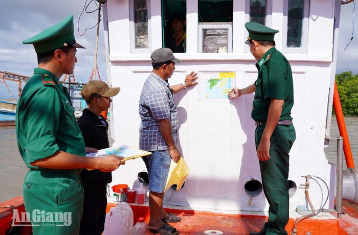 Thượng úy Lê Chí Nguyện hướng dẫn ngư dân truy cập vào hòm thư điện tử tố giác tội phạm.
