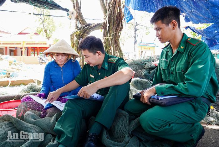 Thượng úy Lê Chí Nguyện đến từng hộ dân để tuyên truyền phổ biến pháp luật.