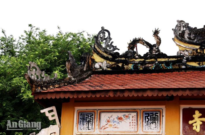 Mái chùa cổ kính ghi dấu thời gian.