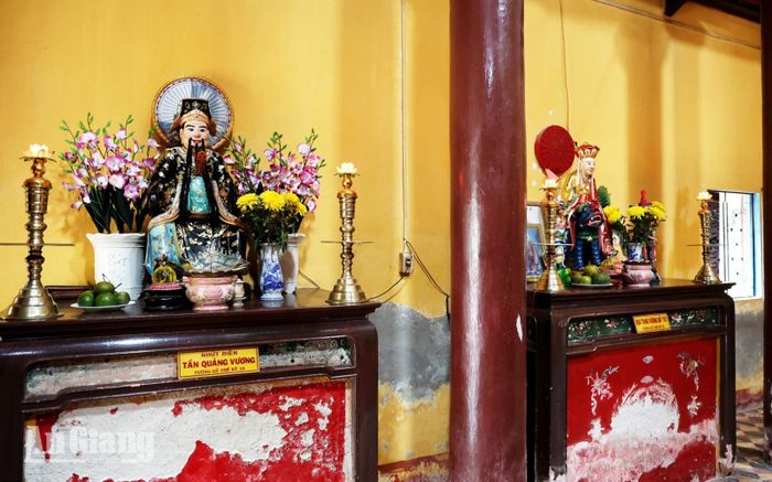 Các pho tượng trong chùa Hòa Thạnh.