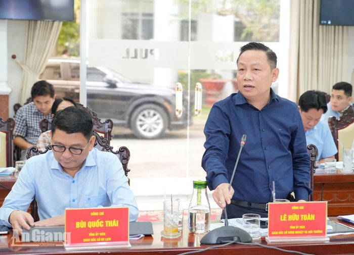 Giám đốc Sở Nông nghiệp và Môi trường tỉnh An Giang Lê Hữu Toàn phát biểu tại cuộc họp.