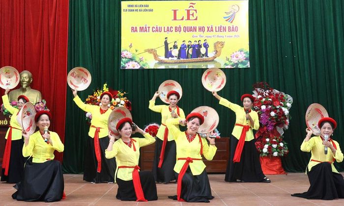 Các thành viên Câu lạc bộ Quan họ xã Liên Bão biểu diễn tại chương trình ra mắt.