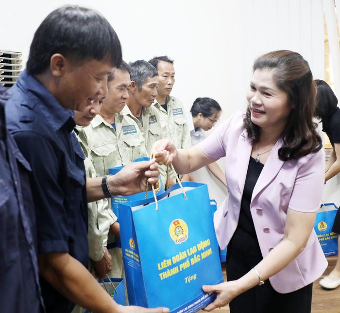  Đồng chí Lâm Thị Hương Thành trao quà cho công nhân Công ty cổ phần Cotto Mikado. 