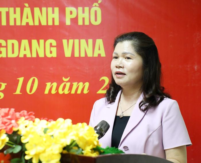  Đồng chí Lâm Thị Hương Thành phát biểu động viên lãnh đạo doanh nghiệp, người lao động Công ty trách nhiệm hữu hạn Chungdang Vina. 