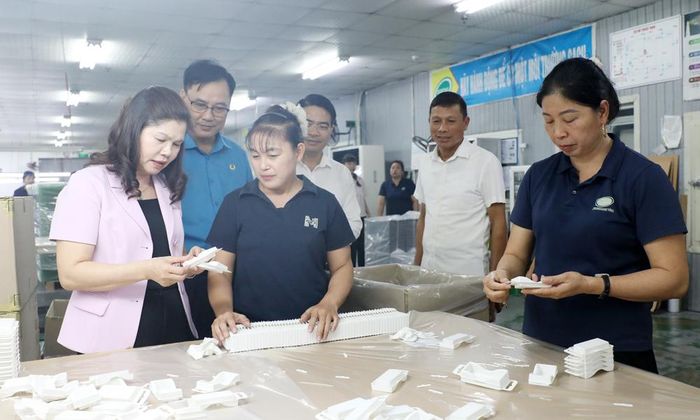  Đồng chí Lâm Thị Hương Thành và thành viên đoàn công tác tham quan khu vực sản xuất, động viên công nhân Công ty trách nhiệm hữu hạn Chungdang Vina. 