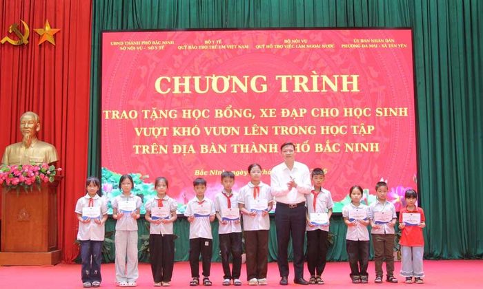  Ban tổ chức trao học bổng học sinh vượt khó học giỏi. 