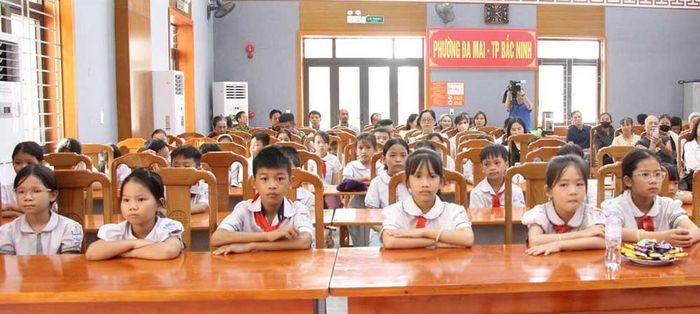  Các em học sinh nghèo vượt khó học giỏi tại lễ trao học bổng và quà. 
