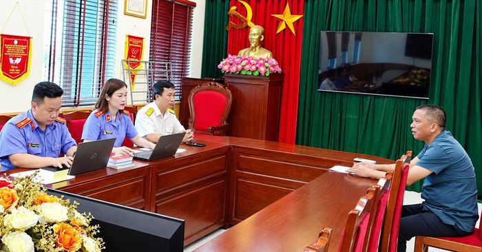Cán bộ Viện Kiểm sát nhân dân khu vực 9 phối hợp cùng cơ quan thuế làm việc với doanh nghiệp nợ đọng thuế.