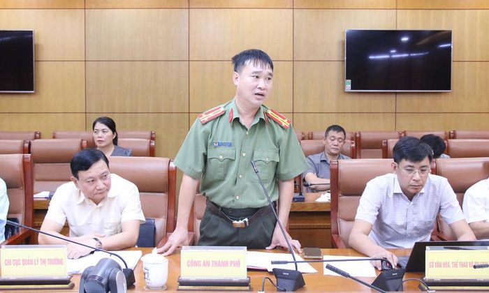  Đại diện Công an thành phố nêu ý kiến. 