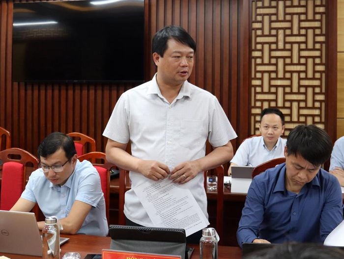  Lãnh đạo phường Cảnh Thụy báo cáo kết quả làm giàu dữ liệu đất đai trên địa bàn. 