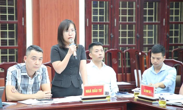  Đại diện nhà đầu tư phát biểu. 