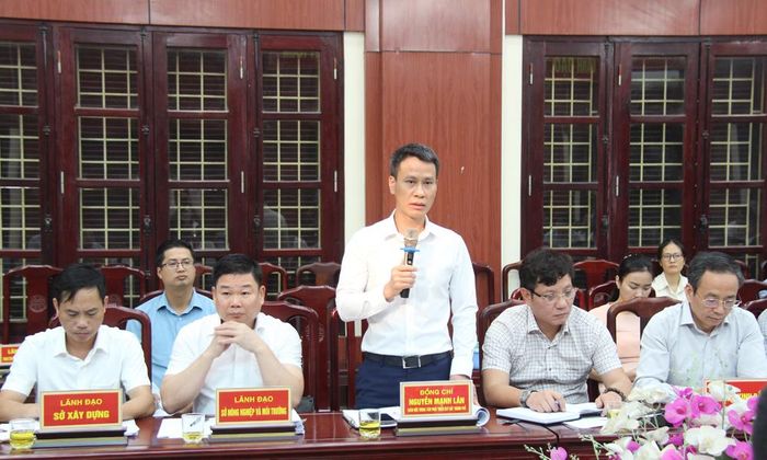  Đại diện lãnh đạo các sở, ngành thành phố trả lời kiến nghị của các địa phương, nhà đầu tư. 