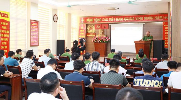 Báo cáo viên của Phòng Cảnh sát Phòng cháy, chữa cháy và cứu nạn, cứu hộ tuyên truyền, hướng dẫn triển khai thực hiện Nghị quyết số 66.18/2026/NQ-CP của Chính phủ cho đại biểu tổ chức, doanh nghiệp.