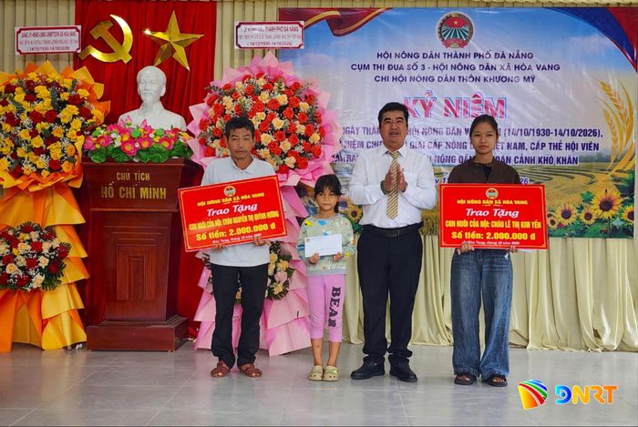 Hội Nông dân xã Hòa Vang nhận đỡ đầu em Lê Thị Kim Yến (bên phải) và em Nguyễn Thị Quỳnh Hương (thứ 2, bên trái sang). Ảnh: NGỌC QUỐC