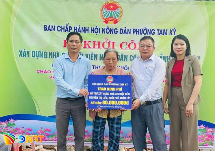 Hội Nông dân phường Tam Kỳ trao 80 triệu đồng hỗ trợ bà Nguyễn Thị Liễu (khối phố Xuân Tây) xây nhà mới. Ảnh: NGUYỄN NGHÌN