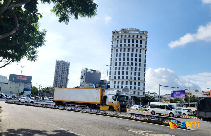 Xe container chạy trên trục Cách Mạng Tháng Tám - 2 Tháng 9 - cầu Tiên Sơn. Ảnh: NGỌC QUỐC