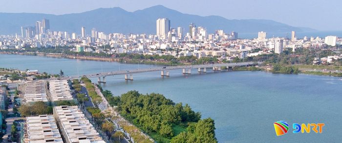 Cầu Tiên Sơn bắc qua sông Hàn, nơi xe container lưu thông hàng ngày. Ảnh: XUÂN SƠN