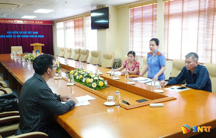 Đại diện Bảo hiểm Xã hội thành phố và Viện Kiểm sát nhân dân thành phố làm việc với đơn vị chậm đóng, trốn đóng bảo hiểm xã hội. Ảnh: KHÁNH CHI