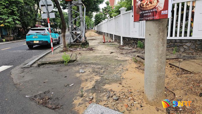 Đọa tuyến Lê Quang Đạo, khu vực Nhà thờ bỏ thi công hơn 6 tháng qua. Ảnh: PHƯƠNG UYÊN