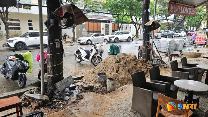 Việc thi công cầm chừng ảnh hưởng đến kinh doanh của người dân. Ảnh: PHƯƠNG UYÊN