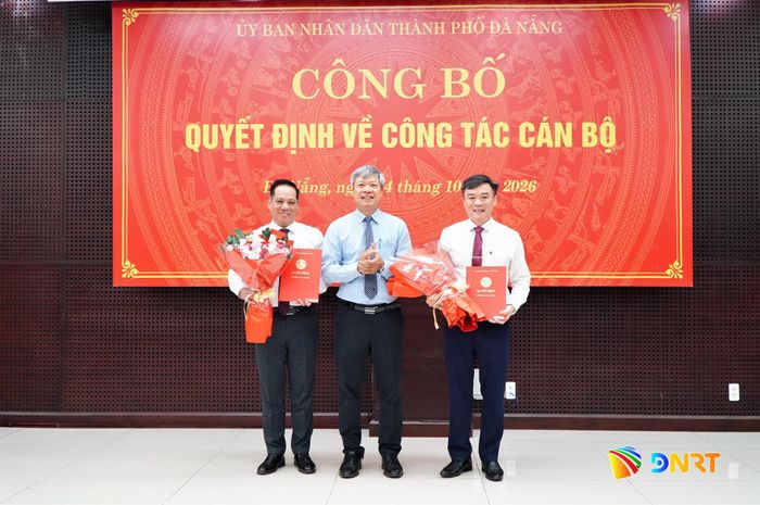 Phó Chủ tịch UBND thành phố Hồ Quang Bửu trao quyết định và tặng hoa chúc mừng tân Phó Giám đốc Sở Ngoại vụ Văn Bá Sơn (ngoài cùng bên trái) và tân Hiệu trưởng Trường Cao đẳng Y tế thành phố Bùi Long Ẩn (ngoài cùng bên phải). Ảnh: VINH ANH