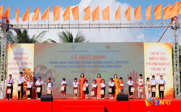 Ban tổ chức tặng quà cho trẻ em xã Duy Nghĩa tại chương trình. Ảnh: QUỐC TUẤN
