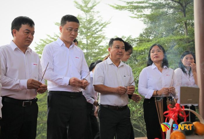 Cán bộ Ủy ban Kiểm tra Thành ủy Đà Nẵng và xã Trà Tân dâng hương tri ân các anh hùng liệt sĩ. Ảnh: ALĂNG NGƯỚC